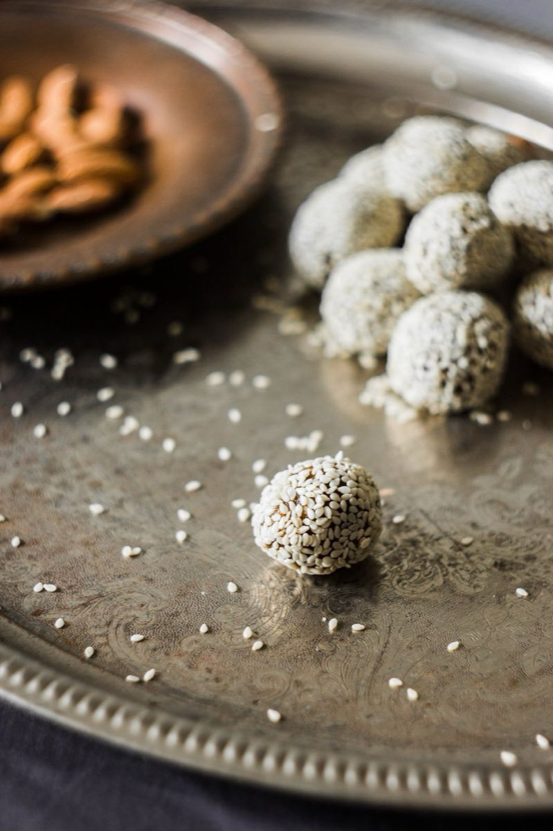 Bsissa bil Simsim — Small dense balls rolled from toasted sesame seeds, anise, cinnamon, honey, and olive oil
