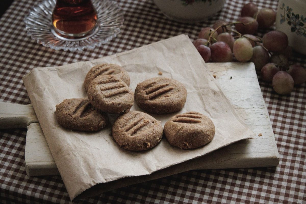 Ka'ak bil 3anab — Dense ring-shaped cookies sweetened with dibs al-3anab
