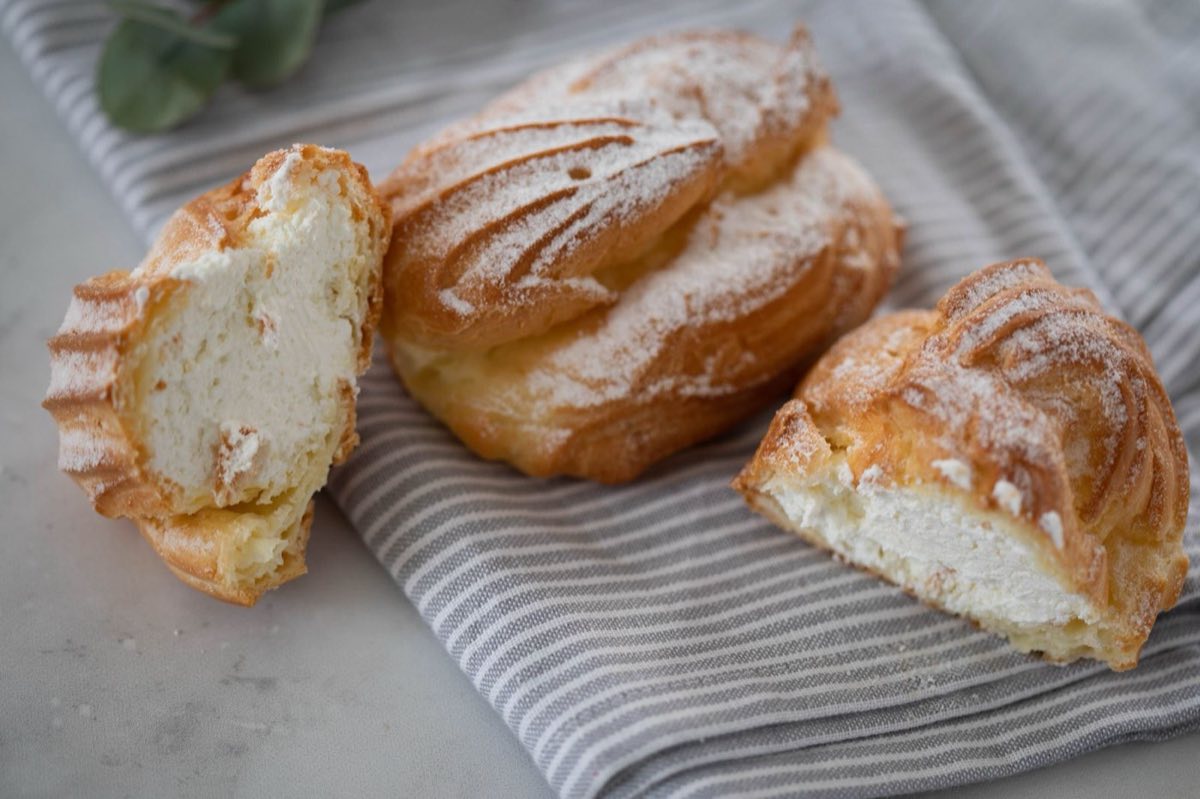 Znoud el-Sit — Thin sheets of filo pastry rolled around a generous filling of cold ashta cream, deep-fried until
